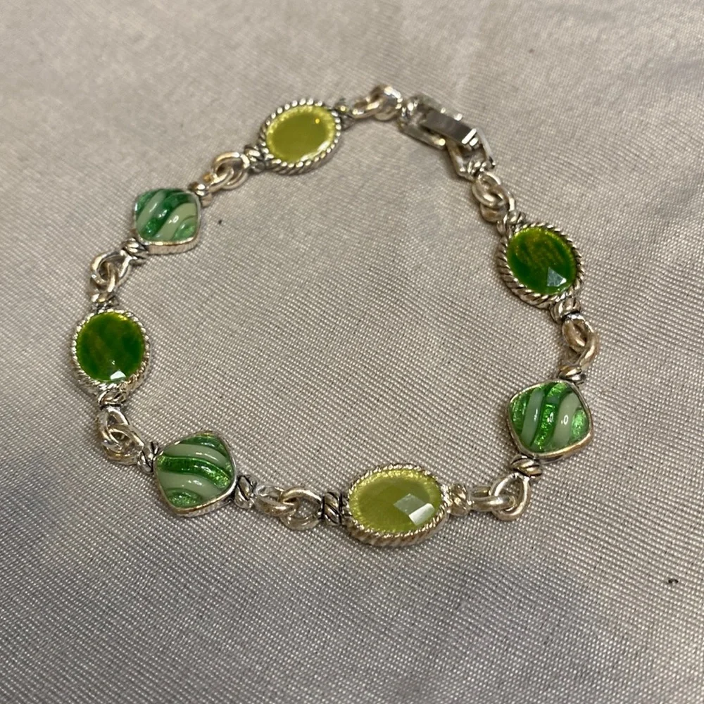 Womens green stone silvertone metal bracelet 7.5”